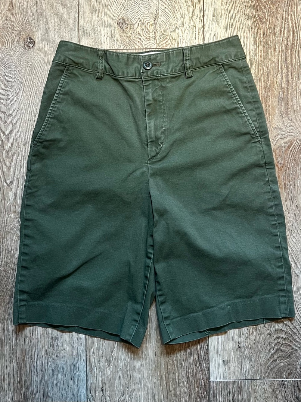Uniqlo High-waisted Bermuda Chino Shorts | Size 4 | Army Green Color